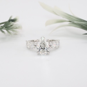 Anillo de compromiso de lujo en oro blanco con diamante simulado de corte pera, banda de boda clásica con halo oculto, joyería fina para mujer - Product Image 1