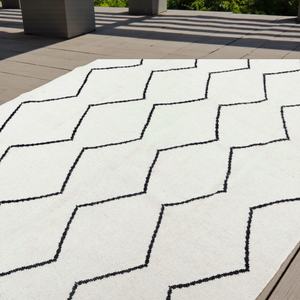 Tapis en laine tissé à la main en ivoire avec motif abstrait |   Tapis de sol moderne minimaliste artisanal antidérapant et écologique - Product Image 6