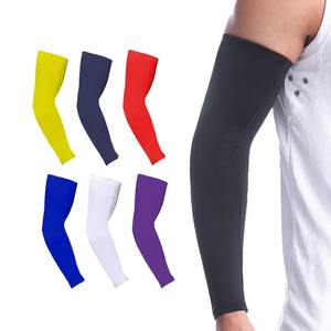 Manchons de bras unisexes en Spandex/Polyester à séchage rapide, protection UV, avec logo personnalisé et poignets antidérapants en silicone pour le cyclisme, la course et le basketball - Product Image 1