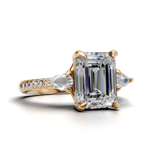 Anillo de Compromiso de Oro Amarillo/Blanco y Oro Rosa de 18K con Diamantes Cultivados en Laboratorio, Esmeralda y Corte Pera, Tres Piedras - Product Image 2