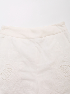 Elegantes Pantalones Cortos Blancos de Satén con Cintura Alta y Diseño Floral Bordado a Mano, Corte Regular, Pantalones Cortos de Verano para Mujer - Product Image 6