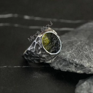 Anillo de Moldavita Genuina en Bruto |   Anillo de Hombre de Plata de Ley 925 |   Joyería de Cristal Certificada, Regalo Boho para Él - Product Image 2