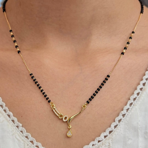 OM แฟชั่นสตูดิโอสวมใส่ทุกวันสร้อยคอ mangalutra หินชุบทองพร้อมลูกปัดสีดำและจี้วางสง่างาม - Product Image 2