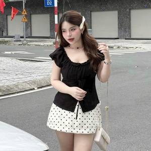 Ensemble 2 pièces chic pour femme : chemise noire à volants et jupe trapèze à pois - Fournisseur OEM - Product Image 6