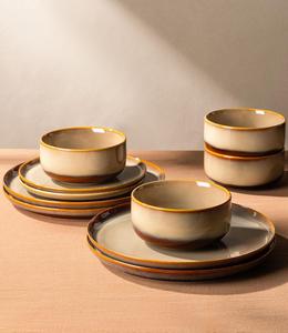 Ensemble d'assiettes en céramique beige caramel, finition brillante aux tons chauds, design rond durable, parfait pour des tables chaleureuses - Product Image 3