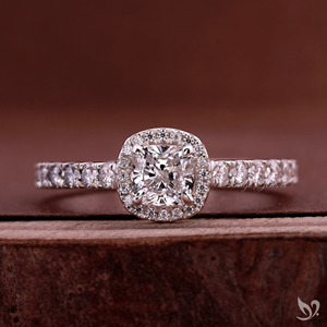 Anillo de compromiso de oro blanco de 10K con halo de diamantes cultivados en laboratorio de 0.5CT con corte cojín, certificado IGI y banda pavé. - Product Image 1