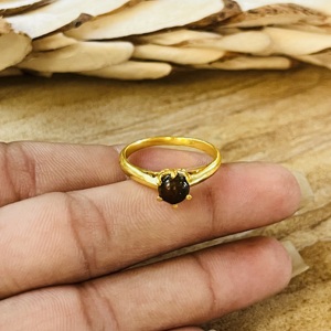 Bague en pierre de soleil au design tendance, bijoux solaires bohèmes, bagues minimalistes en laiton pour femmes, plaqué or 18 carats, fine bague céleste, vente en gros - Product Image 1