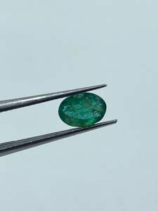 พลอยมรกตทรงรีสีเขียวธรรมชาติ ความใสสูง คุณภาพพรีเมียม น้ำหนัก 1.00 กะรัต จำหน่ายอัญมณีจำนวนมาก - Product Image 3