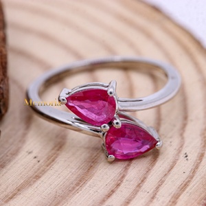 Bague Bypass en or blanc 14 carats avec rubis naturel taille poire |   Bijoux fins faits à la main avec deux pierres, cadeau pour femmes, prix de gros - Product Image 1