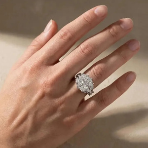 Anillo de Boda para Mujer de Plata de Ley 925 con Moissanita y Diamantes, Corte Radiante de 5.0 Quilates, Anillo de Banda Chapado en Oro de 4 Puntas - Product Image 5