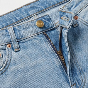 Shorts en jean coupe droite pour femme avec effet vieilli, ourlet brut, respirant, design tendance, couleur personnalisable, service OEM sur mesure - Product Image 4
