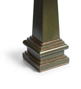 Lámpara de Mesa Metálica Olive Pyramid con Pantalla Geométrica, Fabricada en Hierro de Primera Calidad, Iluminación Ambiental Cálida para Interiores Sofisticados - Product Image 3