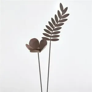 Piquets de jardin en aluminium faits à la main à motif floral pour créer des décorations extérieures saisonnières vibrantes – Décoration métallique pour la maison - Product Image 1