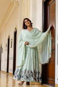 IMPRESIONANTE VESTIDO MODERNO EN FORMA DE A, COLOR CANDY, ORGANZA CON BORDADO, TALLO NATURAL, LARGO HASTA EL SUELO 3.5 MTR, PARA BODAS Y FESTIVALES - Product Image 5