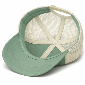 Casquette Trucker Structurée à 5 Panneaux Personnalisée en Gros, Profil Moyen, Pré-courbée, Vert Sauge et Crème, avec Patch en Caoutchouc TPU 3D - Product Image 3