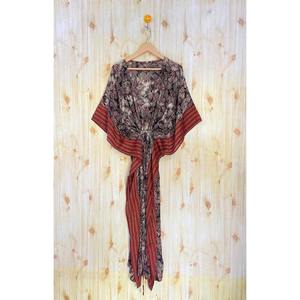 Kaftan en soie fleuri confortable pour femmes, style ethnique indien, idéal pour les centres de villégiature et comme cache-maillot élégant - Product Image 2