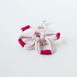 Porte-clés Fleur en Paracorde Tressé Fait Main, Breloque de Sac, Anneau de Clés en Macramé, Accessoire Esthétique pour Sac à Dos et Sac à Main, Rose Magenta, Cadeaux - Product Image 1