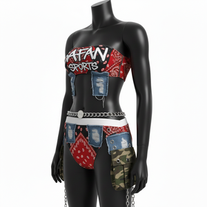 Conjunto de bikini de poli spandex de alta calidad con estampado paisley rojo y negro, paneles laterales de mezclilla rasgada con estampado de camuflaje y logo termoadhesivo para mujer. - Product Image 2