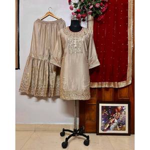 Ensemble de costume en satin de créateur avec travail de sequins et de fils, manches longues, taille XL - Product Image 2