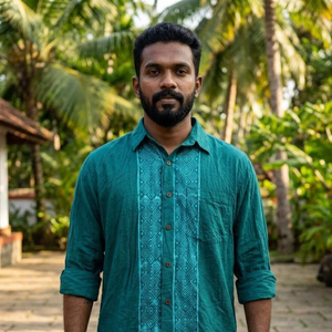 Chemise en coton tissé à la main vert turquoise pour homme avec broderie géométrique traditionnelle Ikat sur la patte de boutonnage, coupe classique - Product Image 1