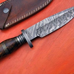 Couteau de chasse à lame fixe en acier Damas forgé à la main, avec étui en cuir, pour le camping en plein air, la survie et le bushcraft, fait main sur mesure - Product Image 1
