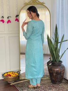 Ensemble Kurti droit brodé en viscose Firoji pour femme, avec pantalon en viscose et dupatta imprimé jacquard, à prix avantageux - Product Image 3