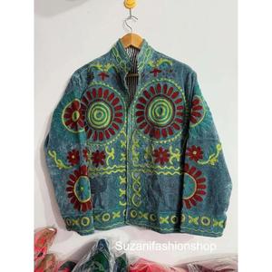 Chaqueta de Invierno para Mujer, de Terciopelo Floral Bordado a Mano en Varios Colores, Manga Larga, Cuello Camisero, Ecológica, Largo Regular - Product Image 4