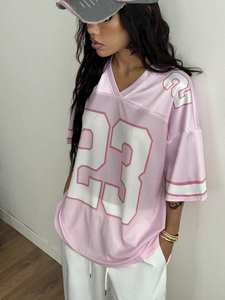 เสื้อเจอร์ซีย์อเมริกันฟุตบอลสีชมพูสำหรับผู้หญิง ขายส่ง ไซส์ใหญ่ ผ้าโพลีเอสเตอร์ตาข่าย ระบายอากาศได้ดี พิมพ์หมายเลข สตรีทแวร์ รับผลิตแบบ OEM ขายส่งจำนวนมาก - Product Image 2