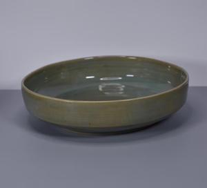 Bol de service en céramique artisanale avec glaçure olive, design discret, finition lisse, durable, sans danger pour les aliments, élégant, indispensable pour la cuisine - Product Image 1