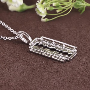 Pendentif Lame de Rasoir Personnalisable en Moissanite 0,50 Cttw, Breloque Hip Hop en Argent Sterling Plaqué Or, Certifié GRA, Sertissage à Griffes - Product Image 3