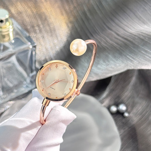 Montre pour femme, nouveau style, vente en gros d'usine, tendance, simple, personnalisée, à quartz, avec bracelet en perles - Product Image 2