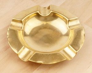 Cendrier artisanal en laiton massif, décoratif, rond, pour cigarettes et cigares, accessoire de fumeur vintage pour la maison et le bureau - Product Image 3