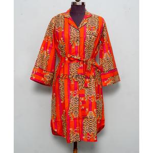 Chemise longue femme 100% coton pur à imprimé floral, style kimono, longueur mi-mollet, lavable, ouverte sur le devant, col en V, manches 3/4, coupe ajustée, boutonnée - Product Image 4