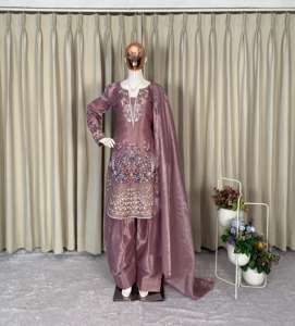 Ensemble Salwar très demandé, parfait pour les fêtes et les mariages. Notre tenue de créateur : haut brodé, Salwar Farsi et Dupatta en Jimmy Choo. - Product Image 3