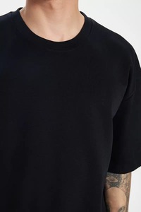 Contemporary Oversized <b>Tee</b> with Minimal <b>Graphic</b> Detail Relaxed Silhouette Drop Shoulder Construction Stylish Casual T Shirt - Product Image 6