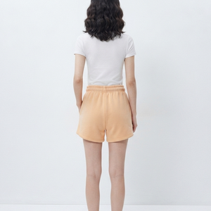 Shorts en coton éponge pour femme, fabriqués par un fabricant OEM, avec cordon de serrage à la taille et logo imprimé, coupe décontractée, taille mi-haute, couleur beige. - Product Image 3