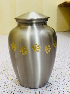 Urne funéraire pour animaux de compagnie en étain argenté avec empreintes de pattes dorées, conteneur de crémation pour animaux, design personnalisable, capacité de 200-220 pouces cubiques - Product Image 5
