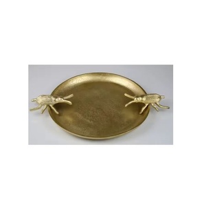 Plateau en métal couleur argent martelé au design élégant, idéal pour servir les aliments, parfait pour les occasions. - Product Image 5