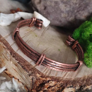 กำไลข้อมือทองแดงทองเหลืองสามโลหะทำมือจากอินเดีย เครื่องประดับบำบัดแบบอายุรเวทแบบดั้งเดิม สำหรับผู้ชายและผู้หญิง - Product Image 1