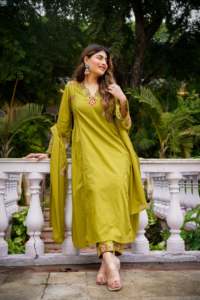 Ensemble Kurta et pantalon brodé à séchage rapide pour femme, style décontracté indien et pakistanais, coupe régulière, longueur standard, en Chanderi, idéal pour les fêtes - Product Image 5