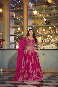Lehenga de diseñador para fiestas y bodas, con bordado de lentejuelas e hilos, blusa sin coser y dupatta con adornos. - Product Image 2