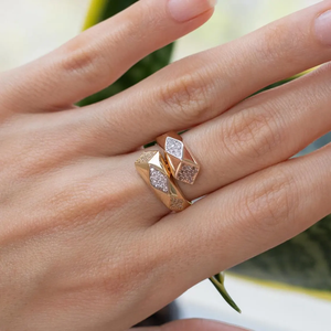 Anillo de Diamantes con Banda Geométrica Facetada en Oro Amarillo de 18K, Diseño Abierto con Diamantes de Laboratorio, Joyería Hecha a Mano, Anillo Elegante para Hombre - Product Image 1