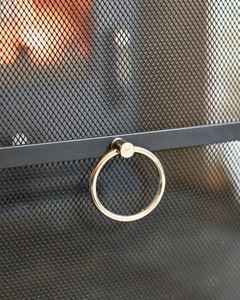 Protector de chimenea metálico con arco de catedral, puerta de acceso abatible, malla fina, protector contra chispas, escudo de seguridad para chimenea independiente - Product Image 4
