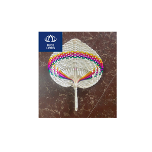 Ventilador de mano de palma ecológico, seguro y limpio, de calidad confiable, hecho con material vegetal puro, ideal para ventilación personal y como accesorio para fiestas. - Product Image 1