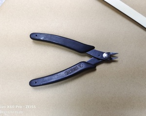 คีมตัดข้างเหล็กกล้าคาร์บอนสูงเกรดอุตสาหกรรม ป้องกันไฟฟ้าสถิตย์ ปลอดภัยสำหรับ ESD เครื่องมือช่าง OEM - Product Image 4