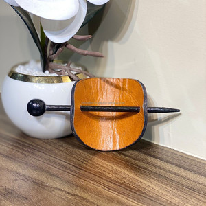 Barrette de cheveux en cuir usiné à la main avec bâton Barrettes de cheveux en cuir peintes à la main Accessoire de cheveux de luxe dans les tarifs de gros - Product Image 5