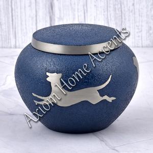 Urne funéraire Artisan pour animaux de compagnie avec design classique et finition en métal naturel pour préserver les souvenirs par Axiom Home Accents - Product Image 3