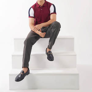 Polo premium para hombre, liso, negro, de manga corta, tela de algodón transpirable, corte ajustado, informal, moderno, para verano. - Product Image 2