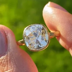 Anillo de compromiso Tishya Diamond de 4.30 quilates con moissanita de laboratorio de corte cojín, estilo mina antigua, engaste de bisel, certificado IGI, oro amarillo macizo de 14k - Product Image 4