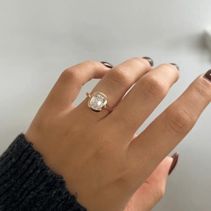 Anillo con Bisel de Diamante Cultivado en Laboratorio de 2.40CT, Corte Cojín, Oro Amarillo, Proveedor de Joyería Nupcial - Product Image 3